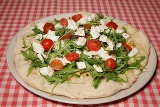 Focaccia Crudaiola con queso mozzarella, rúcula y tomate cherry