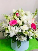 თაიგული კოლოფში თეთრი ვარდებით