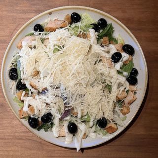 Ensalada césar con pollo braseado