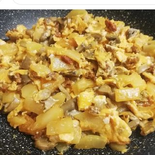 Revuelto De Morcilla Y Chorizo Con Patatas Y Huevos