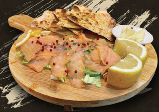 Carpaccio di salmone al pepe rosa