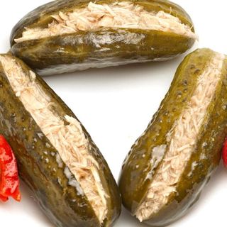 Tapa De Pepinillo Relleno De Atún Con Pimiento Rojo Y Anchoa