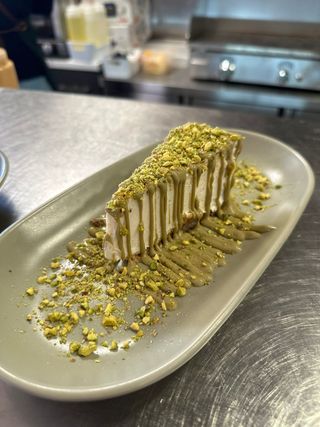 Tarta de queso con pistacho (porción)
