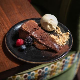 Tarta de chocolate con helado de pistacho
