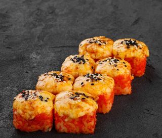 Запечений рол з лососем в ікрі (370г)