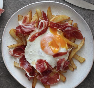 Huevos rotos con jamón ibérico