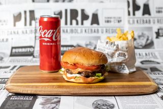 Lamburger, pomfrit, piće