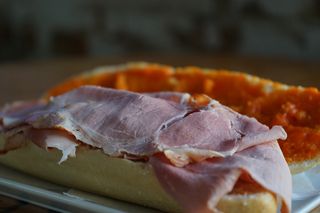 Bocata de carne mechada con manteca casera