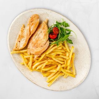 Pileći odrezak na grillu s pomfritom i ajvarom