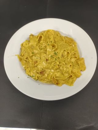 Pasta fresca con salsa pollo y piña al curry