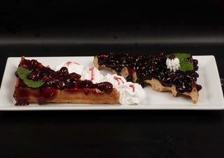 Гофрета с домашно сладко и пухкава сметана, вишна (300г)