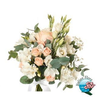 Bouquet di fiori misti in toni tenui del crema, bianco e rosa