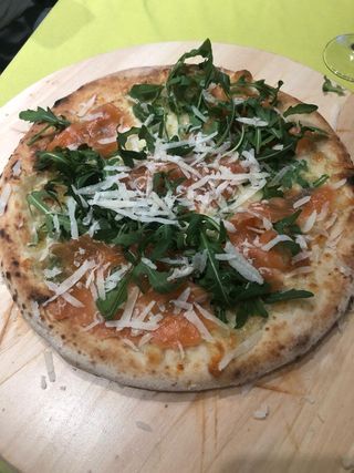 Salmone rucola scaglie di parmigiano e mozzarella