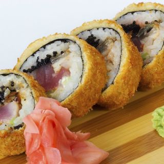 Uramaki rebozado ( atún aguacate )