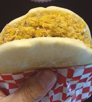 Arepa Andina con Pollo Guisado