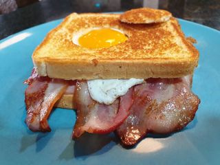 Sándwich Mixto Con Bacón Y Huevo