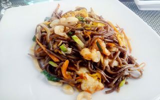 28. Yaki soba con gamberi