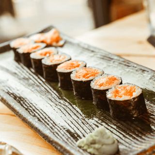 Salmón maki (8 piezas)