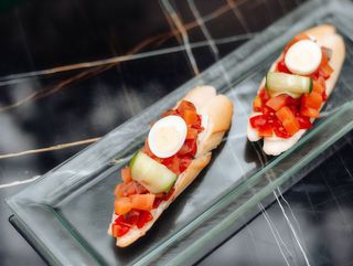 Брускети з сиром філадельфія, лососем, тар-таром з чері 180г