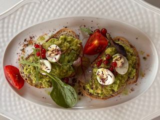 Брускета зі свіжим гуакамоле та перепелиним яйцем