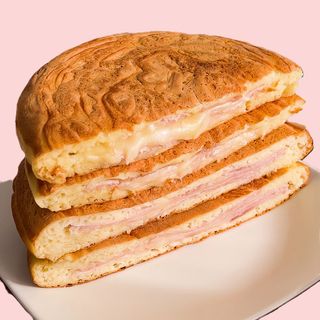 Pancakes con frutta di stagione e sciroppo d’acero