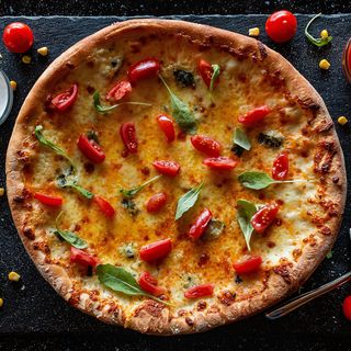 Pizza Quattro Formaggi cu rosii cherry si rucola Ø32cm