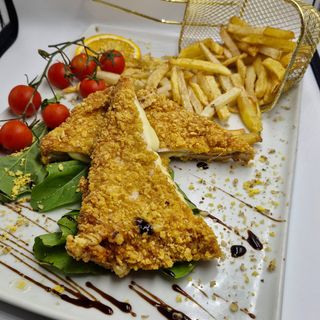 Pohovana piletina u kornfleksu punjena sirom I prsutom 400g