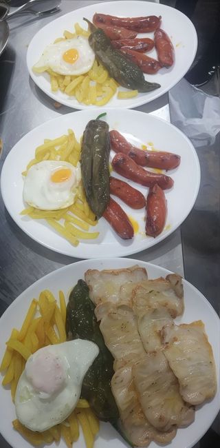 Plato Combinado De Chorizo Con Huevo Y Patatas