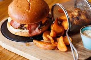 Burger Marele Resitean cu cartofi wedges / Pai