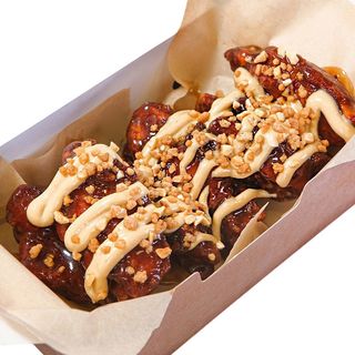 Alitas de pollo con salsa japonesa y cacahuetes fritos