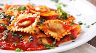 Ravioli en salsa de tomate y pesto