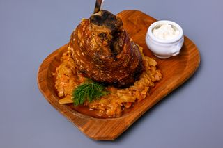 Ciolan de porc în bere blondă cu varză călită și sos de hrean- 700gr.