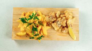 Pržene lignje s prženim krumpirićima i tartar umakom 