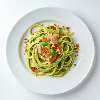 Trenette con crema di pistacchio e bottarga di tonno