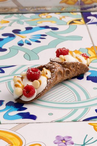 Cannolo cioccolato bianco e lamponi