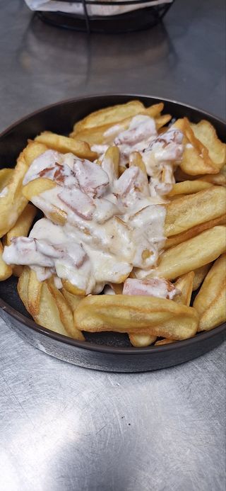 Пържени картофи с пиле гиро и цедър сос 300г.