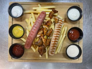 Tabla de patatas, 2 salchichas alemanas, carne y 6 salsas