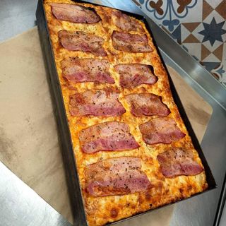 Pizza firmowa boczek + pieczarki