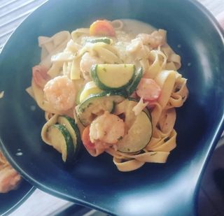 Tagliatelle con gambas y zucchini