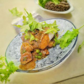SUPREMA DE BACALAO  CON GUISANTES, TIERRA DE JAMON Y SUQUET DE MARISCO