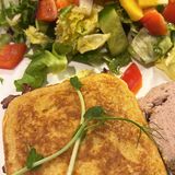 Tost z serem i bekonem, sałatka 