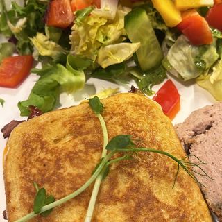 Tost z serem i bekonem, sałatka 