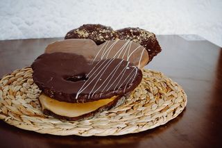 Palmeras De Chocolate Blanco Y Negro Con Almendras