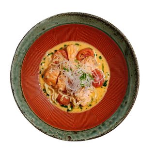 Удон з лососем у соусі том-ям (280г)