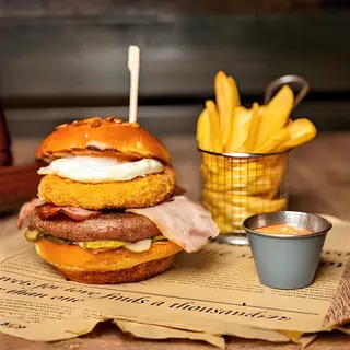 Burger cu ou și telemea crispy și cartofi prăji��i / wedges