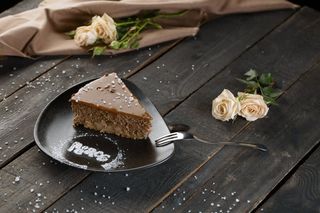 Prăjitură cu brânză și caramel sărat