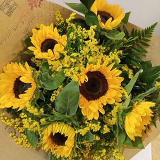 Ramo de 6 girasoles con solidago.