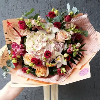 Buchet cu hortensia roz si mixt de flori