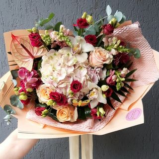 Buchet cu hortensia roz si mixt de flori