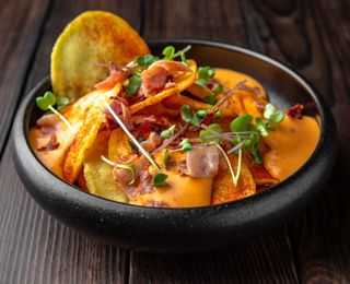 Chipsuri de cartofi cu sos Chili-Cheddar